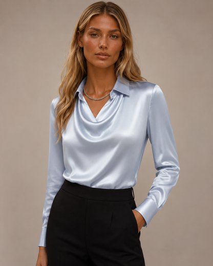 Chiara™ | Blusa satinata con scollo drappeggiato