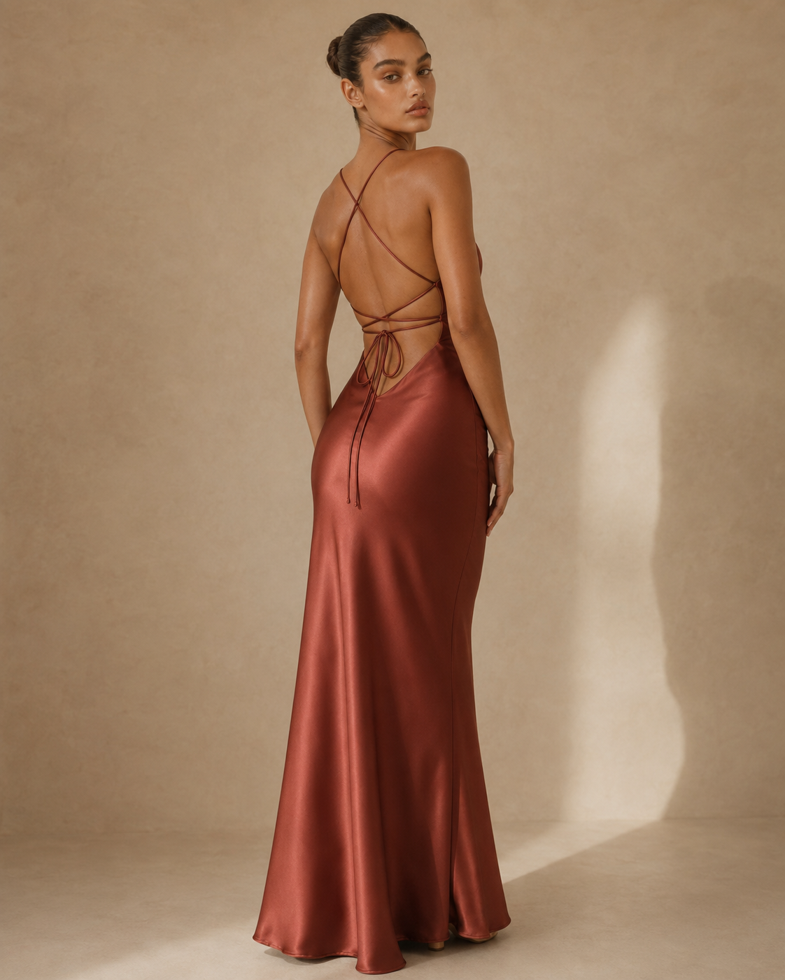 Ludovica™ | Abito satinato con schiena scoperta